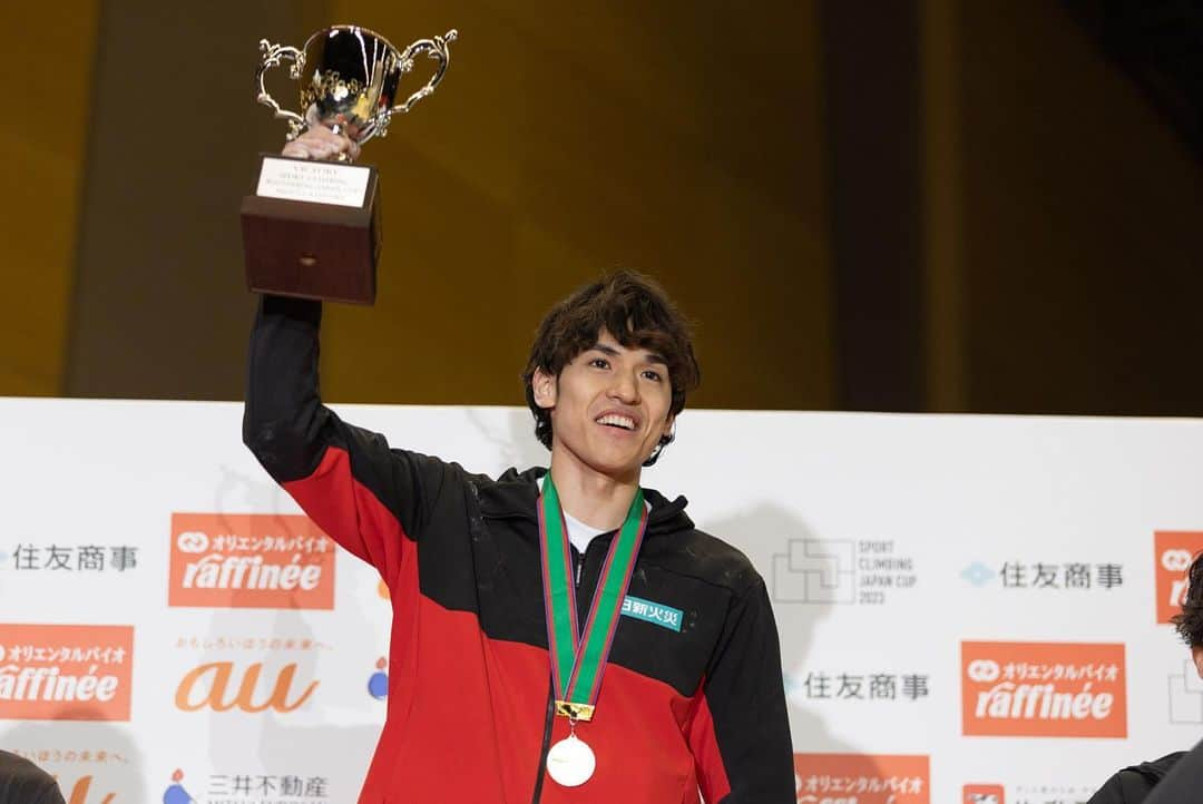 楢﨑明智のインスタグラム：「BOULDER JAPANCUP 2023にて優勝しました🏆✨  なかなか結果がでない時期が続いて苦しい時もありましたが、前を向きトレーニングし続けることが出来たのは、周りの方々からのサポートやいつも応援してくださる方々のお陰です！  本当に感謝しています。ありがとうございます🙇🏻‍♂️ やっと少しずつ僕からもその思いに応えられるようになってきて嬉しいです✊🏻  次はLEAD JAPANCUPがあるので、そこでもいい結果をだせるように調整していきます🔥  皆さま引き続き応援よろしくお願いします。  📷:@jmsca_official _____________________________ #日新火災 @movesport_jp  @frictionlabs @udnsports」