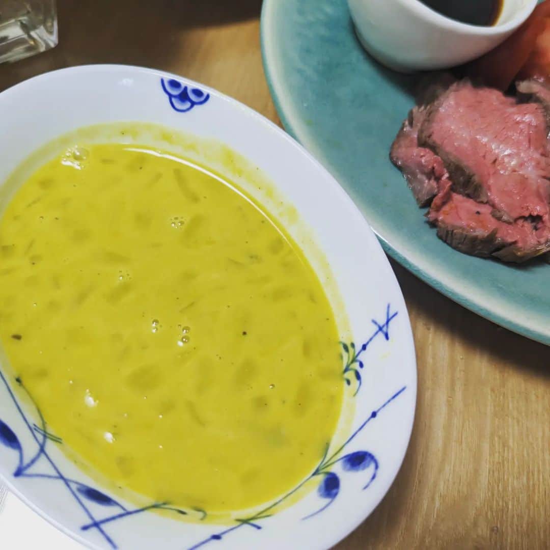 宮田愛子さんのインスタグラム写真 - (宮田愛子Instagram)「強力な味方が我が家にやってきた。 東京都の子育て支援、家電のプレゼントで選んだホットクック！  昨日はチキンと牡蠣のカレー、ブロッコリーと卵のサラダ、肉じゃが、切り干し大根、具だくさん味噌汁をホットクックだけで作って、空いた時間で片付けが進み外出もできた。 ベビーにコンロをいじられヒヤヒヤすることもない、背中に羽が生えたような自由さ👼  楽々なだけでなく、無水調理だから煮物が旨し。低温調理のローストビーフのジューシーさ🤩ついでにかぼちゃのポタージュまで出来上がりましたよ。 今夜も時間が出来たからヨガでもやろうかな🧘‍♀  プレゼントしてもらわなきゃ選ばなかっただろう、「炒めるところからやらなきゃ料理じゃないでしょっ！」というこだわりがあったから。東京都よありがとう。」2月6日 21時58分 - miyata.aiko