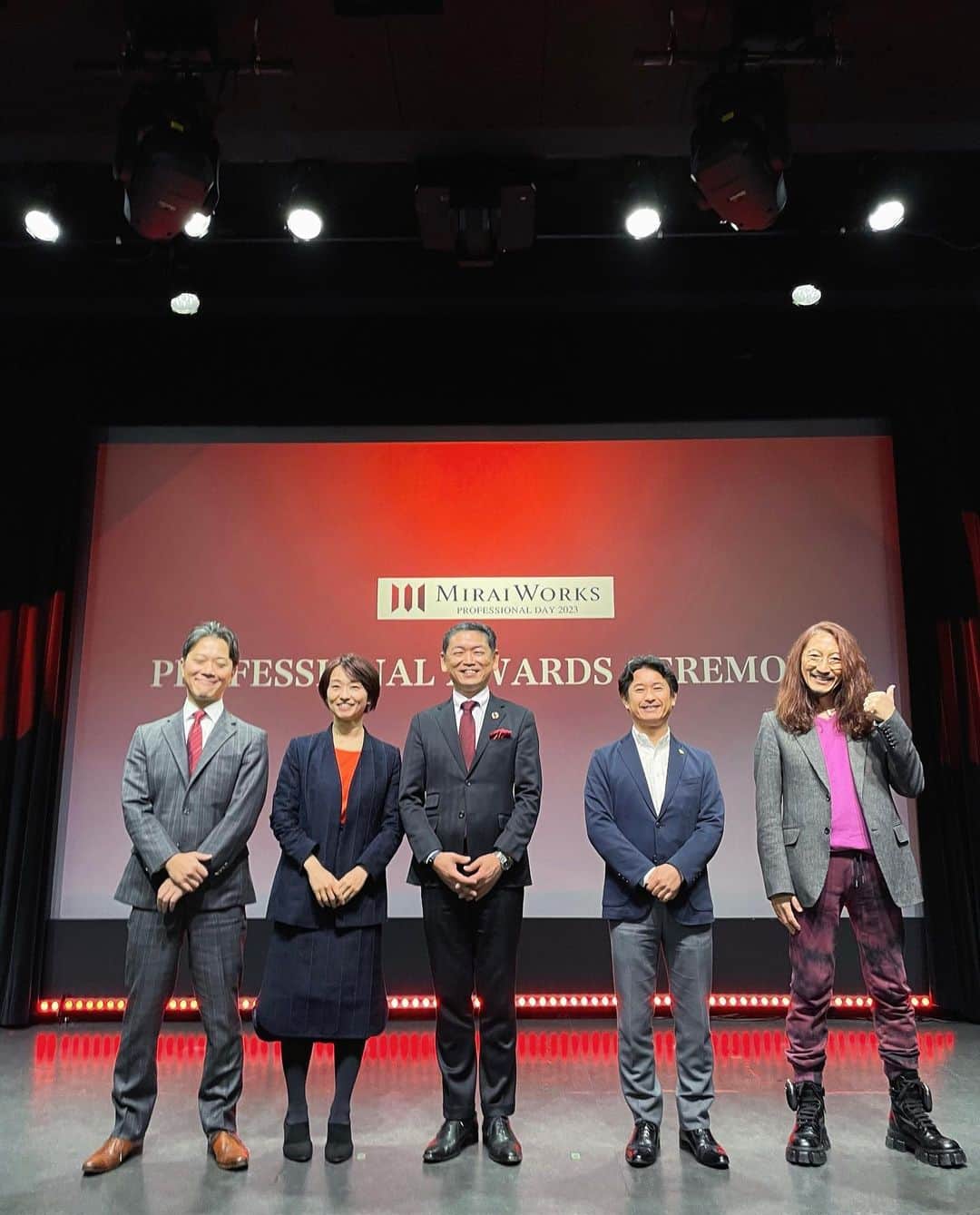 住吉美紀のインスタグラム：「2月6日 #プロの日 オンラインカンファレンス『プロフェッショナルの祭典 2023』にて、パネリストを務めた。 フリーランスや副業の方々の能力をどう社会の中で、より有機的に活かすか。活かされる側のプロは、どうあるべきか。  私は、 ＊依頼した側の期待を数mmでも上回る仕事をする ＊そのためにもできること、できないことを自ら判断し、時にはっきりと伝える ＊計算通りにキャリアが行かなくとも、 自分のライフ&キャリアデザインにコミットし、変わる柔軟性を持つ ＊自分のスキルを持ち運び、複数の場所で活かすことを恐れない  などのポイントについて話した。 より多くの人の、幸せな働き方に寄与できますように。  #みらいワークス #岡本祥治 さん #澤円 さん #光行恵司 さん #岡田信一郎 さん」