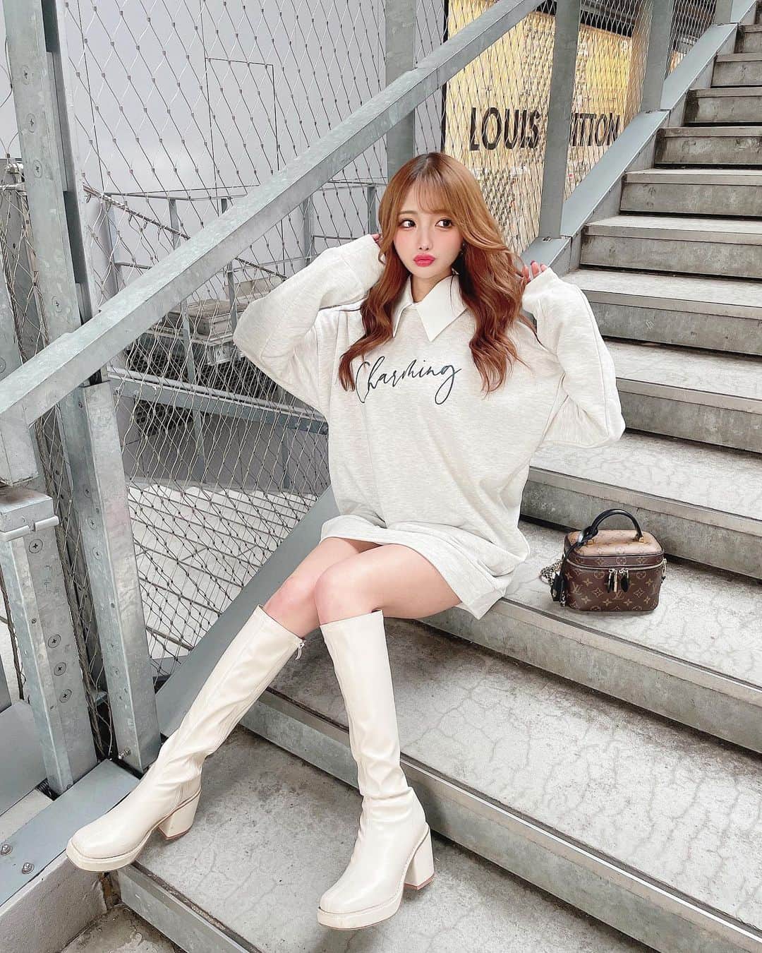 のインスタグラム：「カジュアルコーデ🤍🤍🤍  @duras_official の襟付きトレーナーと 白ブーツ合わせたら久々のカジュアルめ♡  この襟は取り外しもできるやつだよ🙈⭐️  これストーリーあげたらわりと好評 だったんだけど…どうかちら？🥹❤︎  白ブーツは @erinko0315 ちゃんの セレクトショップの @silly.by.media の🤍 . . . #duras #カジュアルコーデ #カジュアルファッション #カジュアルガーリー #トレーナーコーデ #トレーナー女子 #宮下パーク #パーカーコーデ #カジュアルスタイル」