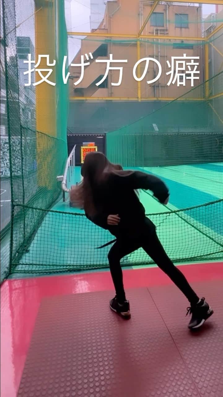ひよこ先輩のインスタグラム：「いつも気持ちは150キロくらい 出てるはずなんやけどな🥺 ピッチングなかなか上達しない⚾️ いつの日か届きますように . #野球　#ピッチング　#バッティングセンター　#baseball #地面に叩きつけるスタイル #勢いと飛距離の高低差 #真ん中抜いたった　#のびしろ感じる」