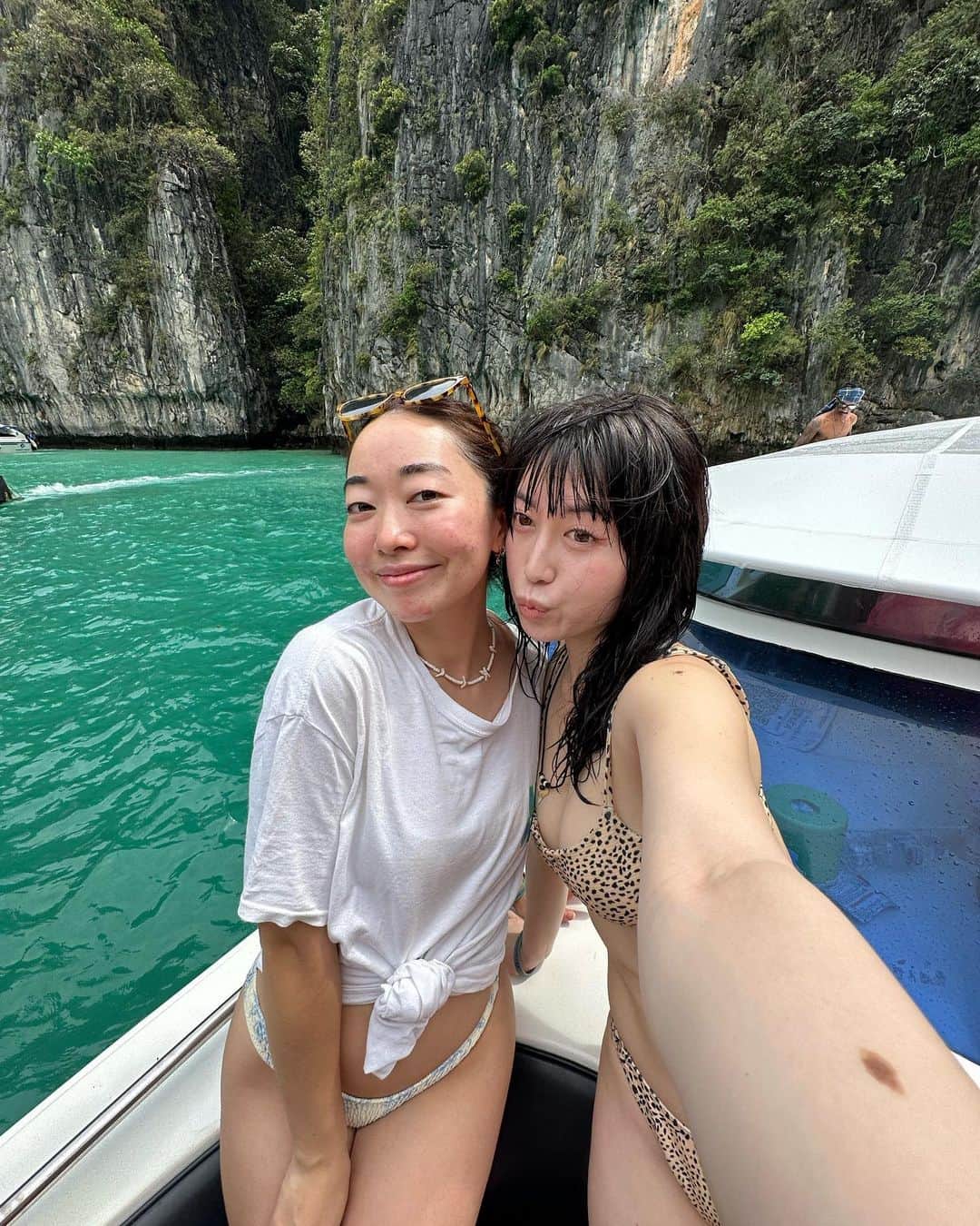 柚月瀬那のインスタグラム：「with my baobei👭  大学卒業の年はコロナ日本上陸流行りたて〜隔離生活だったから、やっと今になって卒業旅行いけた🌺🇹🇭 にきたんといるとストレスフリーで飛行機の中マスク着用で肌乾燥&機内食とかコンビニ食食べて肌荒れるはずなのに肌良くなってて凄い❗️you ＝therapy & healing for me :) 日本でも頑張ろうな⭐️」