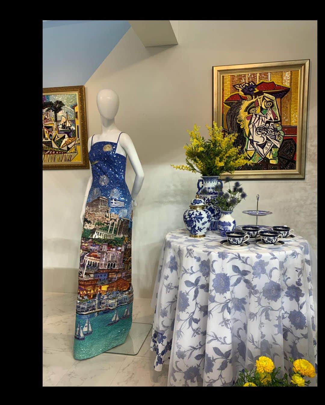 二宮芽生さんのインスタグラム写真 - (二宮芽生Instagram)「久しぶりに🥂 #テーブルウェアフェスティバル 大好きな徹子さんTシャツで行ってきたっ。 食卓って本当に大事。 いつ誰とどんな時を過ごすのか、想像しながらテーブルを観るのは幸せな時間😌  今回の徹子さんのテーブルは、服飾デザイナーの田川啓二さんとのコラボ。 黄色と青の、キラキラした世界観にめちゃくちゃ元気を貰っちゃった。 トークショーも最高だった🥳  @tetsukokuroyanagi  @keijitagawa」2月6日 22時31分 - meuninomiya