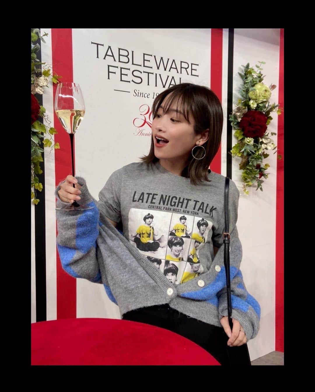 二宮芽生のインスタグラム：「久しぶりに🥂 #テーブルウェアフェスティバル 大好きな徹子さんTシャツで行ってきたっ。 食卓って本当に大事。 いつ誰とどんな時を過ごすのか、想像しながらテーブルを観るのは幸せな時間😌  今回の徹子さんのテーブルは、服飾デザイナーの田川啓二さんとのコラボ。 黄色と青の、キラキラした世界観にめちゃくちゃ元気を貰っちゃった。 トークショーも最高だった🥳  @tetsukokuroyanagi  @keijitagawa」