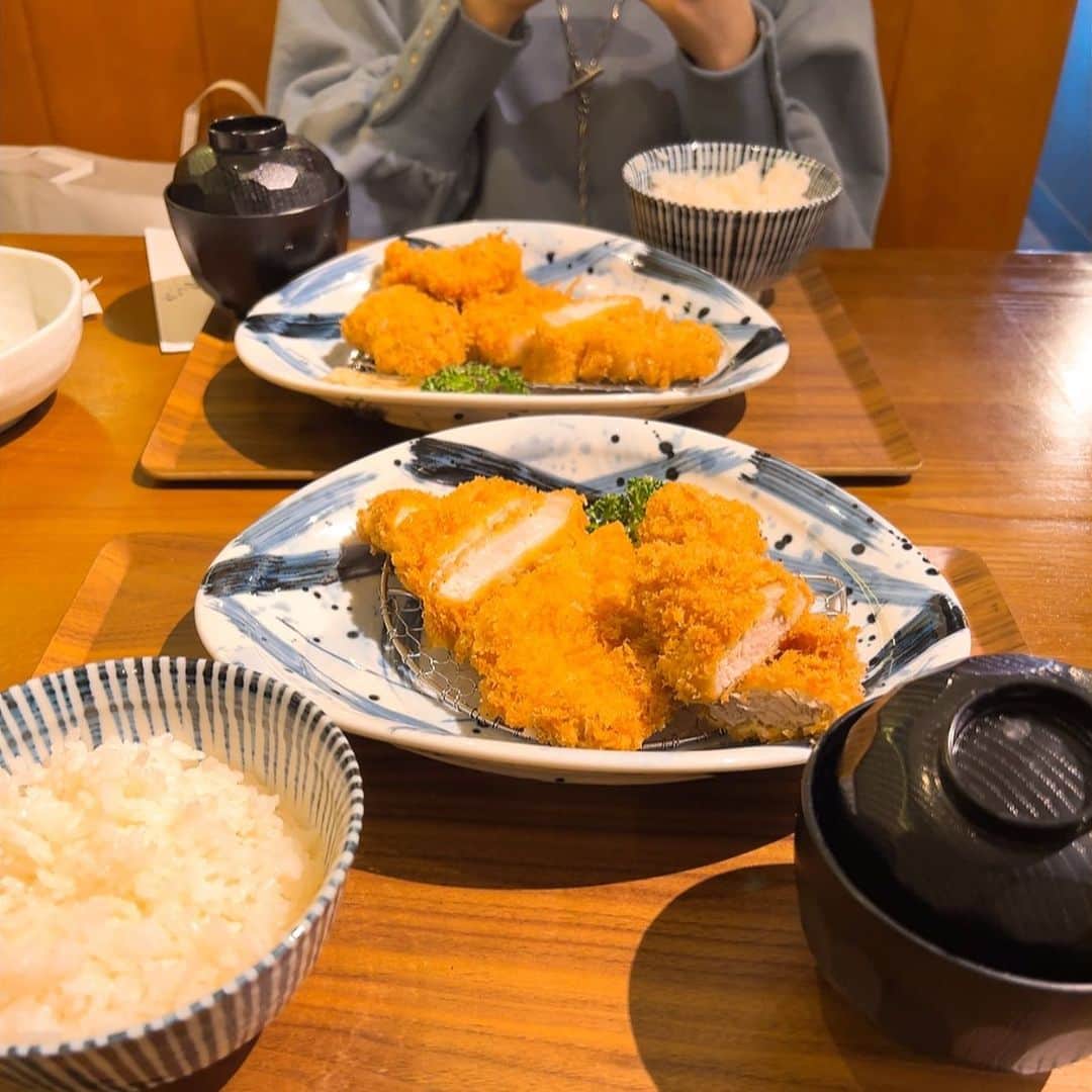 黒須遥香さんのインスタグラム写真 - (黒須遥香Instagram)「せいちゃんとデートしてきました🌼  .  私がずっっっっっと行きたかったカフェに行って、スモアを半分こ！食べ方が分からなすぎて世界一映えない食べ方で食べました！美味しかった！  チョコの上に塩が乗ってて、それが最高！マシュマロも溶けちゃってすごかったです！  .  チョコの後にトンカツを食べるという大チートDAY☺︎☺︎  せいちゃんと話が止まらなくていい休日になりました！  .   #chocolate #カフェ #ホットチョコレート #とんかつ」2月6日 22時24分 - kuros.mile_haruka