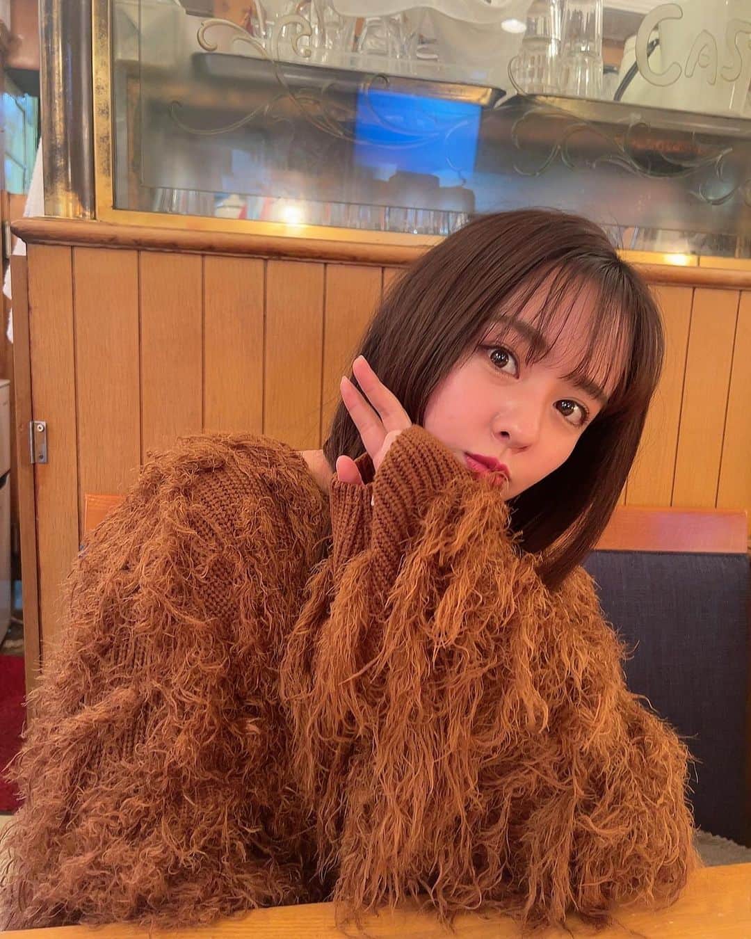 山田菜々のインスタグラム：「なんでこれが好きなんやろうとか、 この人のこと好きなんやろって思い返したときに、 話し方とか、言葉の選び方とか、 文字にしたときの綴り方だと気が付きました☺︎  いつも統一感がないように見えて、 実はそこが統一されていて、 ようやく自分がなんで好きなのかを ちゃんと言葉にできるようになった🫢  嫌いなものって思い浮かばないけど、 好きなものはたくさんあるな〜♡  でも好きな食べ物聞かれるのが１番 迷ってしまうのはなんでなんやろ〜🤔  好きな食べ物の話するたびに″First Love初恋″ 思い出しちゃうけど、現実ではただ 好きな食べ物の話だもんね〜😎笑」