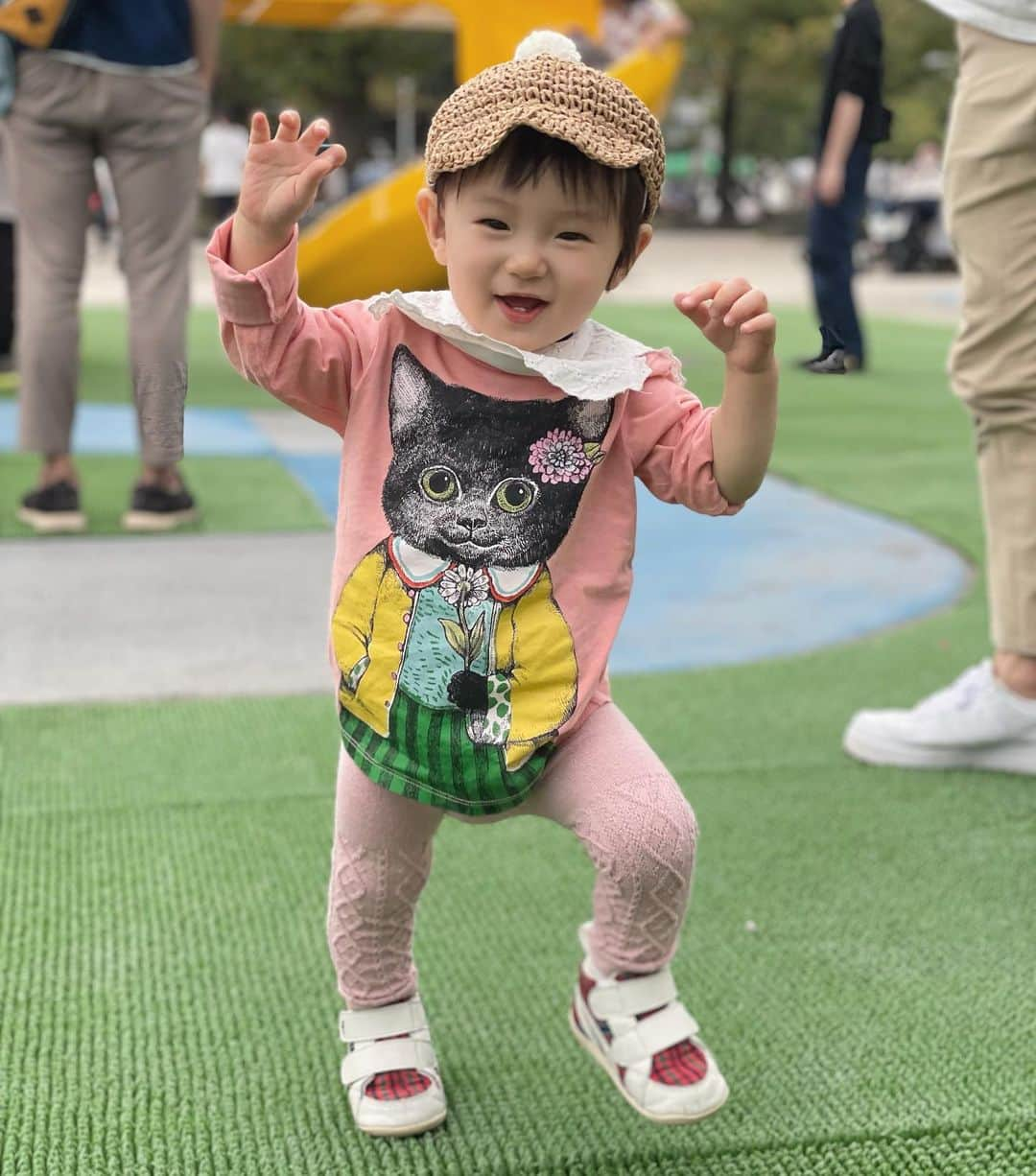 東なつ紀のインスタグラム：「少し前の📷🤏🏻 幸せそうに走ってくるとこを激写◡̈  ヒグチユウコ着こなしててお気に入りの1枚🫶🏻🤍  #ヒグチユウコ  #GUCCI #芝生 #一歳半 #familiar #ファミリア」