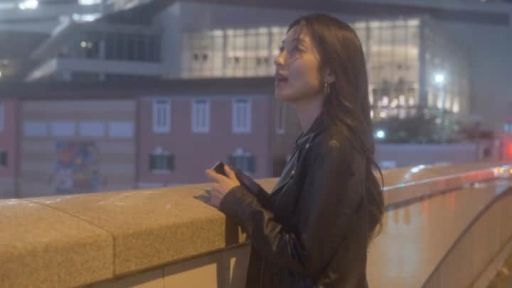 のインスタグラム：「喧嘩したらキスしよう / 橋本聖子  バレンタインも、もうすぐ。という事で、橋本聖子オリジナル曲の中から『喧嘩したらキスしよう』のMVをドラマ仕立てで制作しました❣️  やっとお届けできて嬉しい…！！  撮影を見てたインド🇮🇳の方が突然、サブウェイを差し入れしてくれた思い出が😂✊✨みんなで寒い中頑張ってたからかな？本当にありがとうございました🙌🤍  イケメンキャストも登場します👑✨✨ そして、私の臭い芝居にも注目です⚠️笑 📺https://youtu.be/czvV8F1Sb-8  是非、みてね！グッドボタン&コメントお待ちしてます📝🌈⭐️  Special Thanks❤️‍🔥🔥 cast : @ukiukista0530  movies : @taka.photography.jp  director : @zabat_leeico  いつも協力してくれて本当にありがとう！！！！！  #MV #music #singer #ssw」