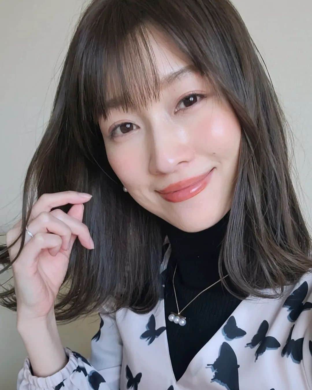 佐川愛果のインスタグラム：「最近はカラーを暗めに設定(どうせまたすぐ抜ける笑) 髪を乾かす時間、息子に手がかからなくなったことに気付いたので久々に伸ばしてみようと試みています。が、そのうちまた切ってしまうような…笑  #ヘアカラー #トーンダウン #男の子ママ #髪型迷子」