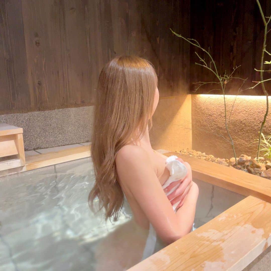 HIMEKAのインスタグラム：「. . 私を幸せにするのは私👱🏻‍♀️ happyな毎日がずっと続きますように🛁💕🌈 . . #客室露天風呂」