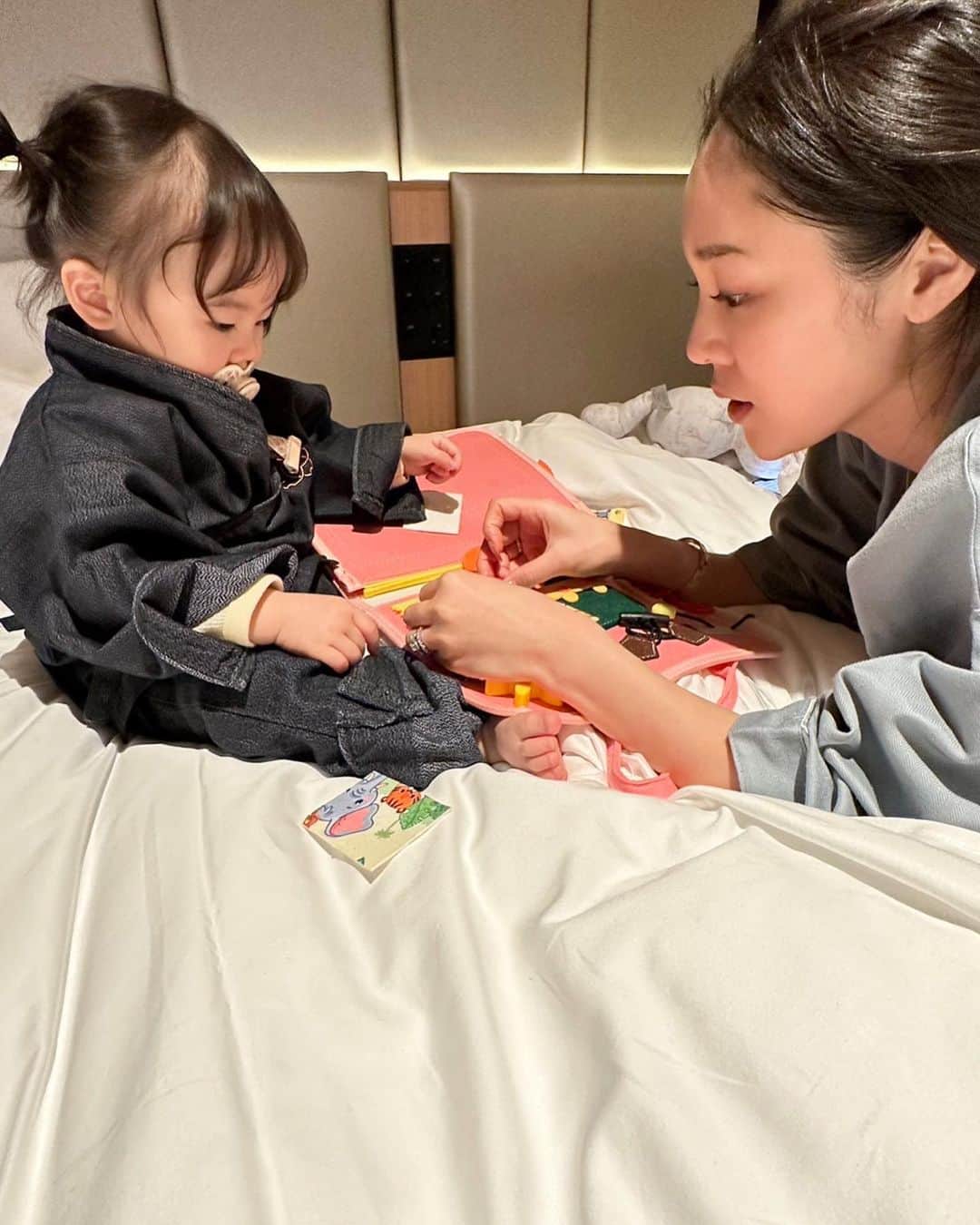 石田安奈のインスタグラム：「子供との写真ってなかなか撮れないので貴重ですよね🥹  初めての宿に宿泊♡ 食事は個室だし子供用のご飯もあり子供にも優しくとても安心して泊まる事ができました🥰  子供用の部屋着が可愛いすぎた💖🥺  大量の玩具は和室で広げて1人遊びしてくれたので私もゆっくりできた♥️  #箱根#旅行#はつはな#ママ #女の子ママ#育児#子育て#子連れ旅#子連れ旅行」