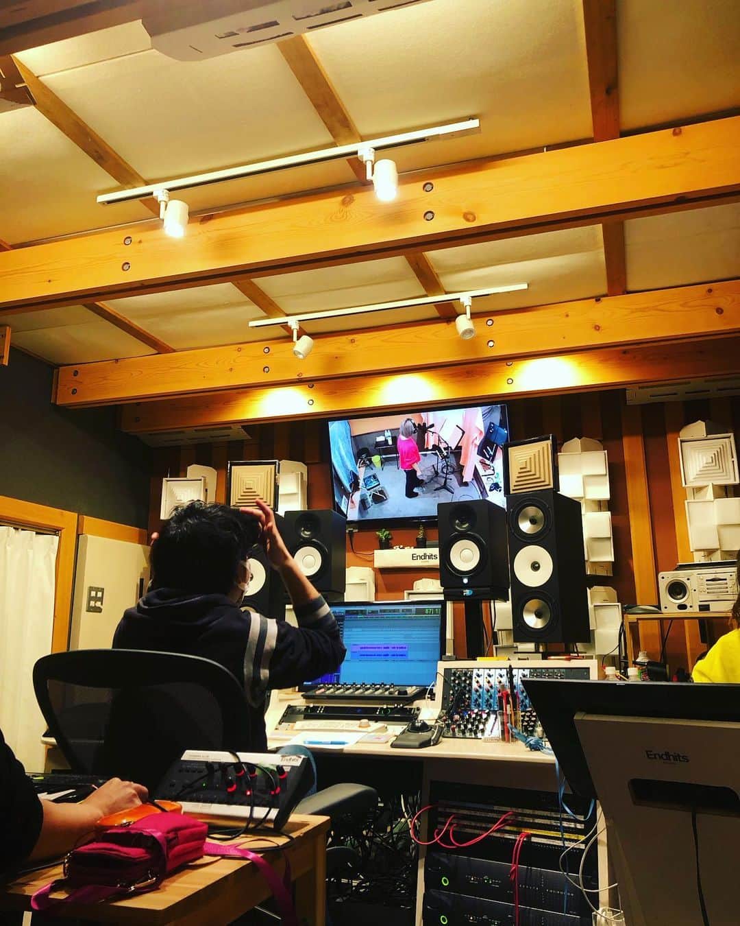 須賀勇介のインスタグラム：「レコーディングでしたー 久々のスタジオでした。 2アーティストのヤバイやつをバキッと録音」