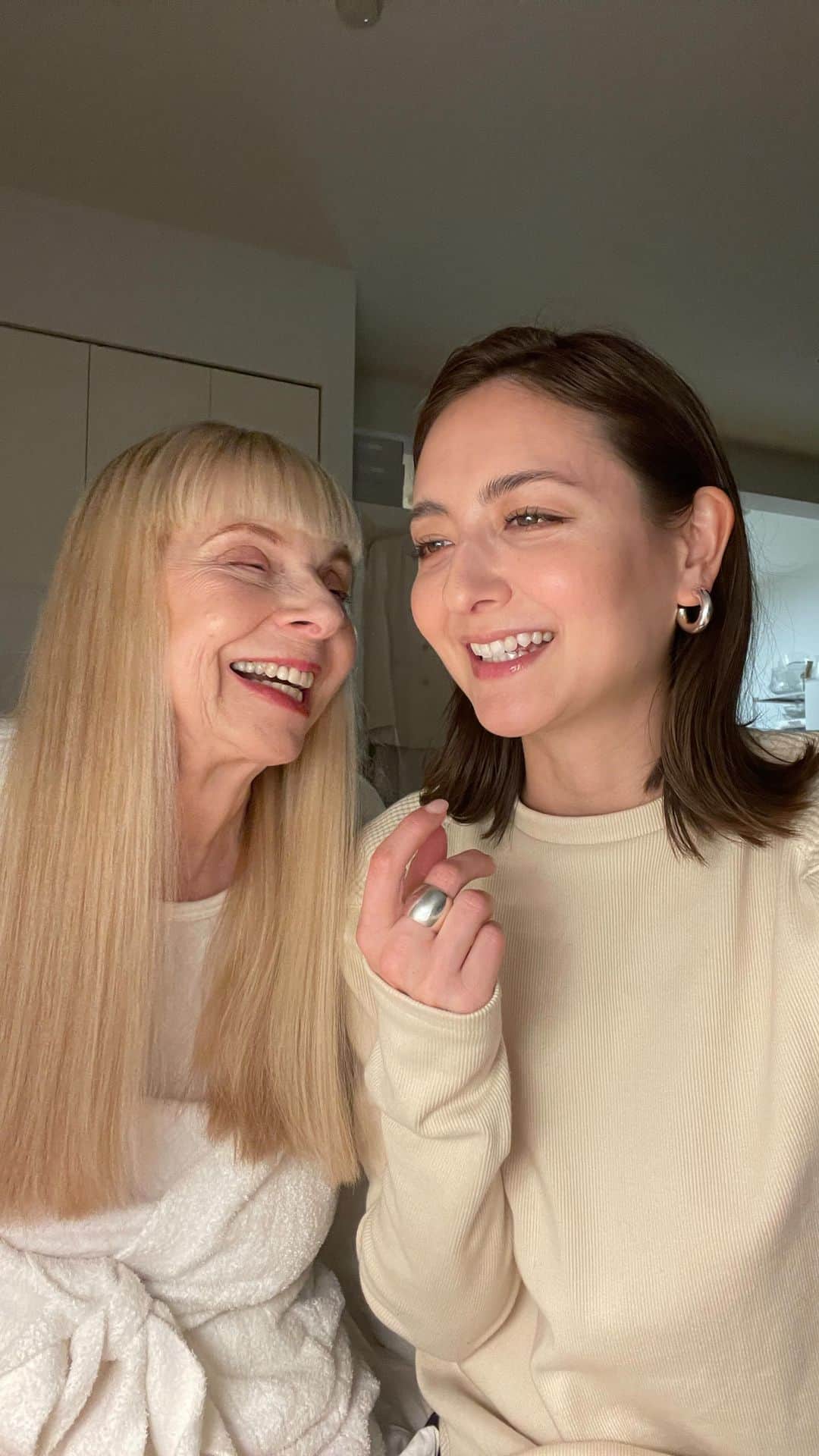 エリーローズのインスタグラム：「IG LIVE with mum🤍✨ママと久々のライブ @maxinevancliffe」