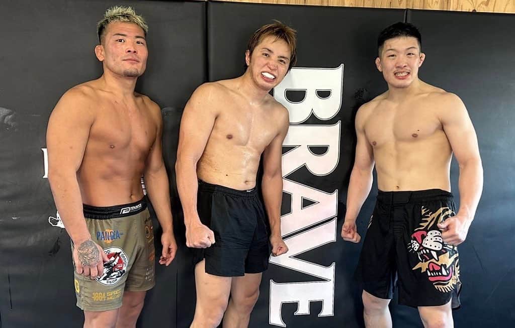 久保優太のインスタグラム：「今日からまたいつも通り1週間が始まった。  「久保優太はMMAに向いてない。年齢も年齢なんだからキックに戻れ。」と世間からどんなに言われてても自分自身はまだまだ諦めてない。  色々なもの犠牲にして自分自身の可能性に賭けてる。 次またリングに上がった時に爆発的な成長を見せる。  まぁ見てて。」
