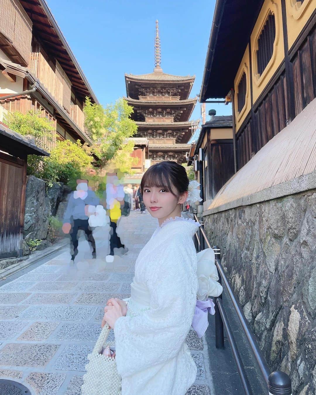 篠原望のインスタグラム：「. 👘🍵 . . まなてぃと京都に行った時の🍡 . ずっと載せてなかったので 今さらだけど載せちゃう☺︎ . . 気になってたレースのお着物着たよ🪄 どうかな？🫧 . . #京都 #京都観光 #京都旅行 #京都着物レンタル #京都旅 #京都散策 #旅行 #観光スポット #観光 #八坂の塔 #五重塔 #着物 #着物ヘア #着物レンタル #着物女子 #kyoto #kyotojapan #kyototrip #visitkyoto #japan #japantravel #japantrip #japaneseculture #japanesegirl #kimono #kimonostyle #travel #篠原望」