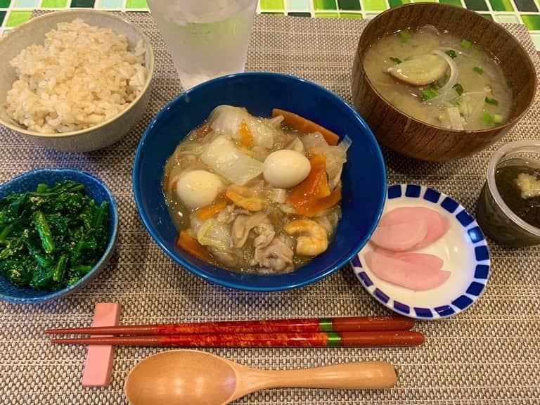 高橋沙織のインスタグラム：「今日は忙しかったので晩ごはんはパパッと...八宝菜！！ ご飯に載せて中華丼〜♪ これがめちゃくちゃ美味しくできたの！！ 八宝菜は冷蔵庫の残り野菜消費できて良いよね。 自分で作るとうずらの卵いっぱい入れられるのも良い！！ あとはほうれん草の胡麻和え、さつま芋のお味噌汁、岩下の新生姜、もずく〜なご飯でした^ ^  #さおりんごはん #八宝菜 #中華丼 #ほうれん草の胡麻和え  #さつまいものお味噌汁 #岩下の新生姜 #もずく酢  #玄米ごはん」