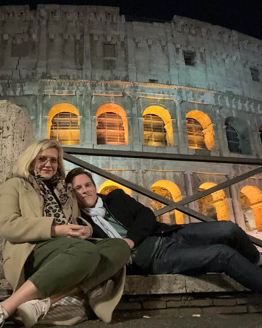 マイケル・ドイルさんのインスタグラム写真 - (マイケル・ドイルInstagram)「We met at a bus stop in Florence, backpacking in our 20s. Reunion this weekend in Rome. Minus the youth hostel. 🇮🇹」2月6日 23時43分 - themikedoyle