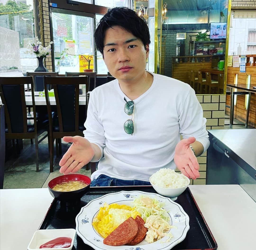 林輝彦のインスタグラム：「林輝彦in沖縄 2日目  おはようございます🌞　 朝ご飯はポークと卵の定食です。  スパムは無限♾  #沖縄#スパム#ポーク定食」