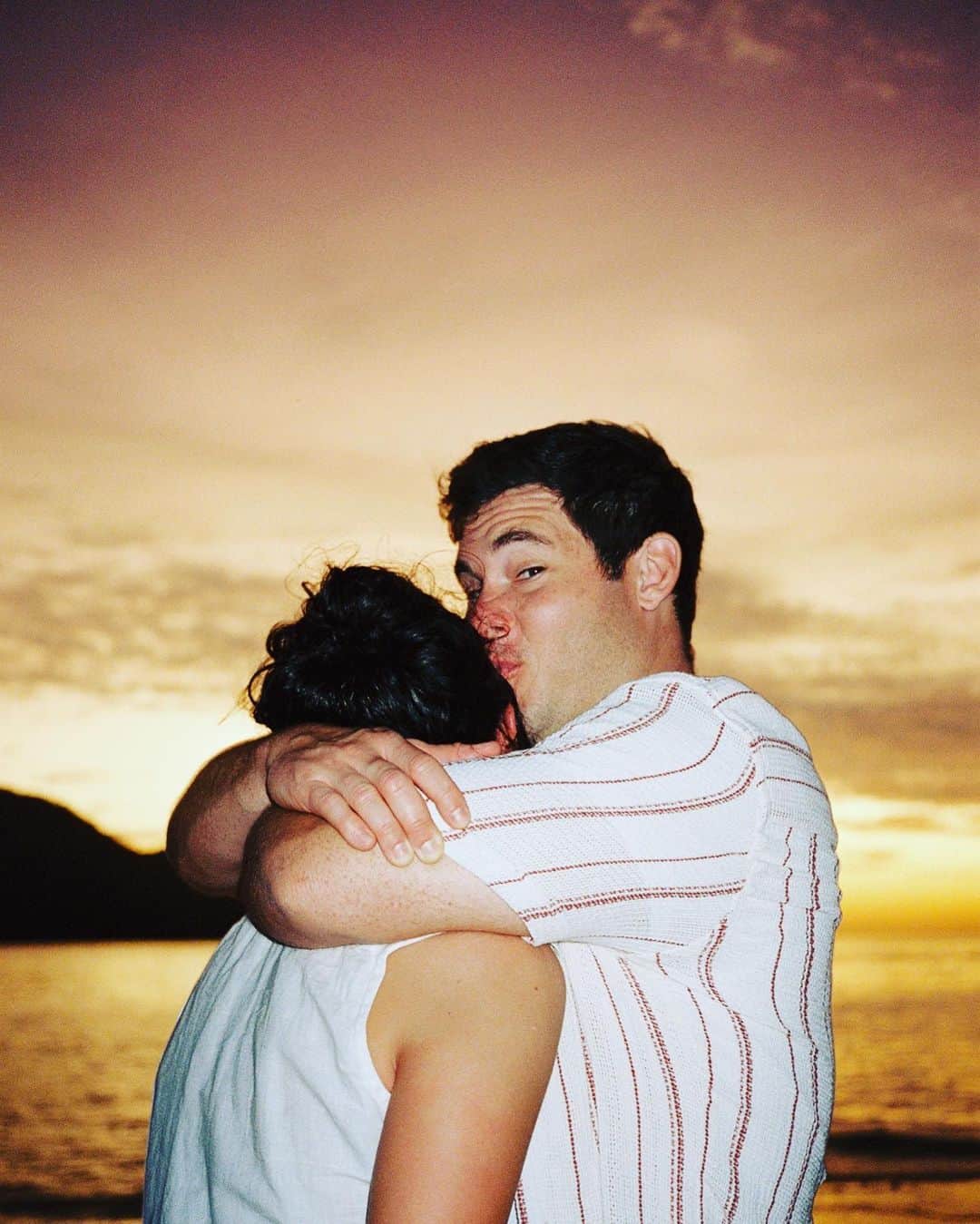 アダム・ディバインのインスタグラム：「Obviously, Cancer SUCKS. The absolute worst. Join me and #StandUpToCancer as we #kisscancergoodbye I know it’s a cute AF campaign and this photo of me kissing my wife is top notch cute but let’s quit staring at the kauuute pic and donate at @su2c. Lets KISS CANCER GOODBYE!」