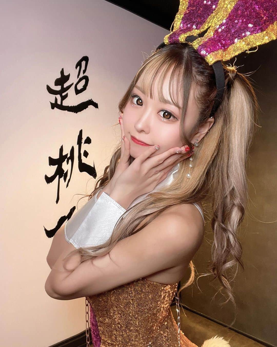 DCSORAのインスタグラム：「💕  THE超PINK×バーレスク東京 お越しくださった皆様ありがとうございました！🐰  バニー営業からPINKCafe？が人でいっぱいになってて とってもうれしかった♡♡みんなとチェキとったり 推しぷらんのブロマイド渡しながらお話したりして、 前回よりもそこでちゃんとみんなと話せたから会いに 来てくれた子達と全然話せないんじゃないかって 不安も少なくて、どんどん良いように成長できてるって 実感が沸いた！！  当日追加してくれてた方の中では お席まで行けなかったりバニー営業来れなかった方の中でもブロマイドお渡しそびれた方居たと思うので、また後日 バーレスク遊びに来て下さる際に、 超PINKのイベントチケットでの予約名と一言DM下さるとうれしいです♡☺  ショー始まる前も1回目2回目のときより スムーズに動けて、でも一番苦手なMCでは相変わらず 沈黙して固まっちゃったのがめっちゃ恥ずかしかったなww  みんなその動画ストーリー載っけてくれてたけど、自分で 観るのも恥ずかしかったから引用はせずにスルー しちゃいました。笑 ごめんね😵‍💫  Show Time   FCD Tiger☁️ PINK リトパ MC 極楽淨土☁️ ヒーロー 威風堂々 This Is Me☁️ MC I Want☁️ アナ雪 MC カンカン☁️  今回5曲踊らせて頂いて その中のThis is と I want はとくに緊張して体調も優れてなかったからか自分的にダメダメだった😵‍💫😵‍💫😵‍💫  デビュー演目だったり数回しか踊ったことのない演目を慣れたステージで踊るのとそうじゃないのって また全然違うんだって学んだ。もっと練習も頑張ってはじめて踊るとき、慣れないステージで踊るときもカッコ良く自信もっていれる自分にはやくなりたいです✧︎*。  ってか今思うとほんと数年前まで Showで失敗したらファンの子の前で悔し泣きとかよくしてたなww  いまでも失敗とかたまにすると悔しい気持ちはあるけど、ファンの子がそらちゃんそらちゃん！って沢山話し掛けてくれたり沢山リオンくれたりするから泣いてる暇なくなってるんだろうなって、、そう思うとみんなにまた支えてもらってるな〜って実感する。。。  今回も沢山の方が推しぷらんで予約して駆けつけてくださって、一人一人ゆっくりお話できる時間はあんまりなかったけどみんなの名前をみて凄いがんばる活力になってました(* 'ᵕ' )☆本名いままで知らないひともちゃんと知れたりもできた😜👍🏻  いつも応援本当にありがとうございます(_ _)  今回3度目の開催コラボショーイベントだったのかな？  でぃしそなんと全部選抜メンバーに選んで頂いていて、大阪出身ってこともあるとは思うんですが、こうやって応援して下さる皆が支えて結果を残してくれてるからまた次の機会にも呼んでもらえてるんだって思うの、、だからこうやって連続で出演できてるのはみんなのおかげでしかなくて  ってまた長々と語り何が結論言いたいかぐちゃぐちゃだからこの辺で辞める笑笑  次回もだいすきな大阪でイベント参加できますよーに♡♡  みんなありがとう！！」