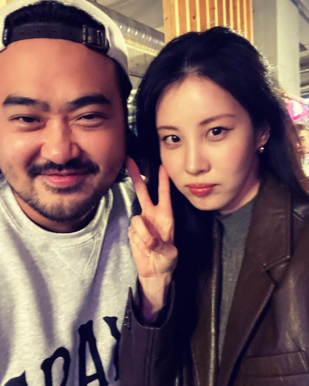 チャヨプのインスタグラム：「✔️ 어 의심스러웠다. 너무 이뻐서 촬영내내 참았다가 물어봤다.  “서현아 너도 치킨 먹니?”」