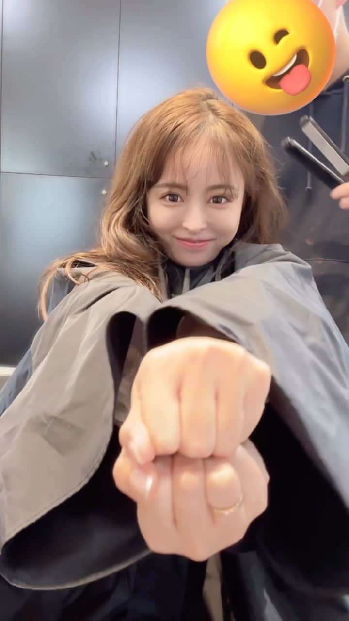 ririのインスタグラム：「ボサボサ大変身の様子をご覧ください😂💓  最近はエクつけてます❇️ ロングでいたい気分なの✂︎  @0606ryomaan 君いつもありがとう✌️😆✌️  美容室は原宿の @fi_ne_harajuku だよ✨ ラフォーレの向かいにあるから 行きやすいのでぜひ💋  りりのインスタをみた💓で エク以外の3メニュー1万円で できますよ✂️🐸  #love #美容室 #newhair  #hair  #hairstyle」