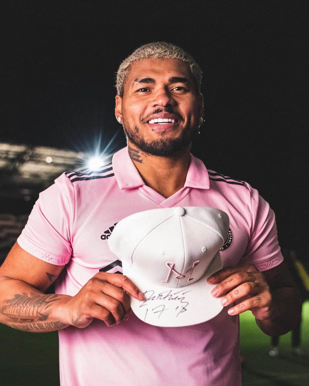 ホセフ・マルティネスのインスタグラム：「*GIVEAWAY CLOSED*  🚨Martínez Giveaway🚨  ¡Participa ahora para ganarte una gorra firmada por Josef Martínez!  Como participar:  ✅Sigue a @intermiamicf & @josefmartinez17  ✅Dale like a este post ✅Menciona a 3 amigos en los comentarios  El sorteo finaliza este viernes y el ganador será contactado vía DM🍀  (US residents only, giveaway is not endorsed or sponsored by Instagram)」