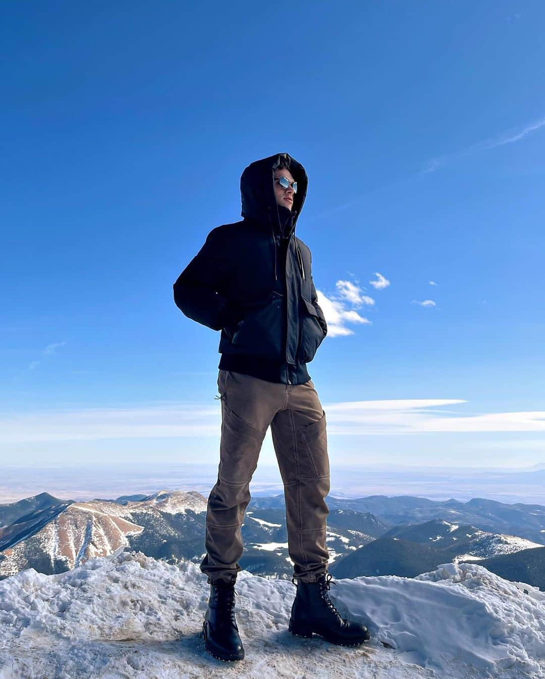 マイケル・パーソンズのインスタグラム：「Shenanigans with the Canton gang at 14k 🏔️  📸: @caroline.g_103」