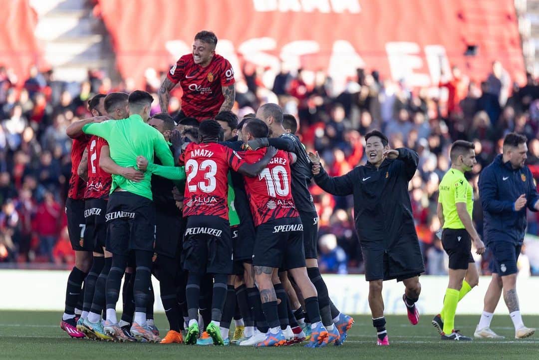 パブロ・マフェオのインスタグラム：「Que bonito es ganar, pero mas bonito aun es ser del 🅜🅐🅛🅛🅞🅡🅒🅐 ❤️🖤」