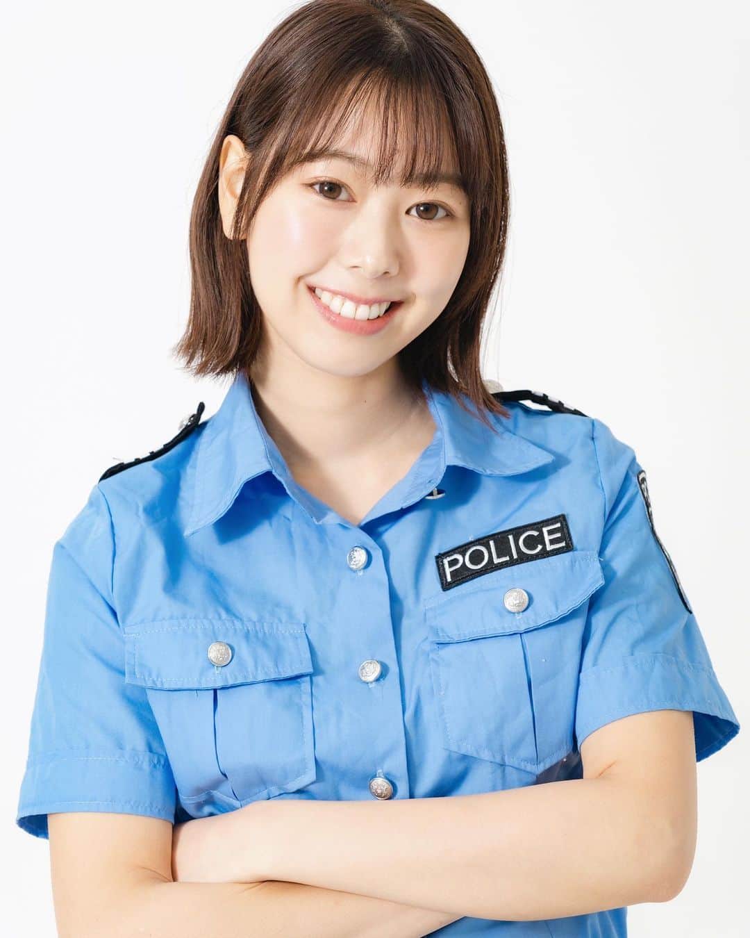 のインスタグラム：「去年くらいに撮った 警察官制服撮影！👮✨ TikTokでもよく着てるけど、 本物じゃないですよ！😂 ドンキとかネットで売ってる コスプレ用のです🥰 もちろん銃もね！  #元警察官#作品撮り#モデル」