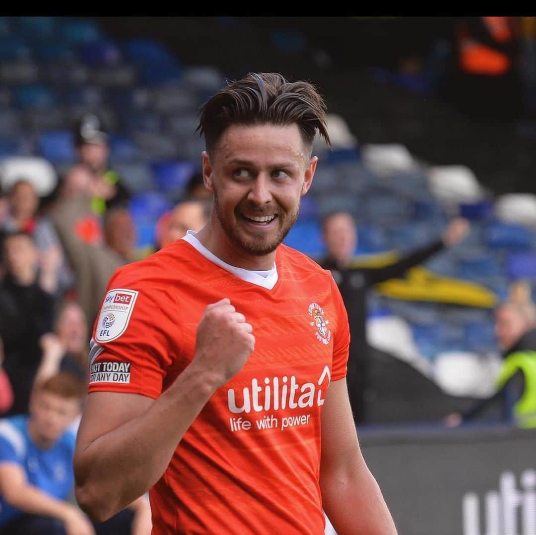 ハリー・コーニックのインスタグラム：「Just wanted to thank everyone at Luton Town over my 6 and half year journey at the club. I’ve made so many incredible memories including 2 promotions, a play off run and survival on the last day of the season which will stay will me forever!  To all the staff and players I’ve met, thank you for letting me be me and making it so special, I’ve made some friends who I will have for life. Finally thank you to all the Hatters who have had faith in me over the years and travelled up and down the country, it’s been an honour to play in front of you and meet so many of you incredible people! It’s been an amazing journey, I wish you all the best in the future and I’ll see you all soon 🧡 🎩」