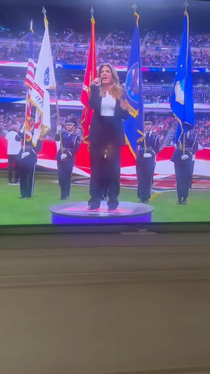 エリック・デッカーのインスタグラム：「😆We were hyped to watch mommy sing the anthem for the probowl, and the kids were extra hyped to see their favorite players.  The commentary was too good not to post. Great job mommy! Crushed it like always 💪🏽👊🏽」