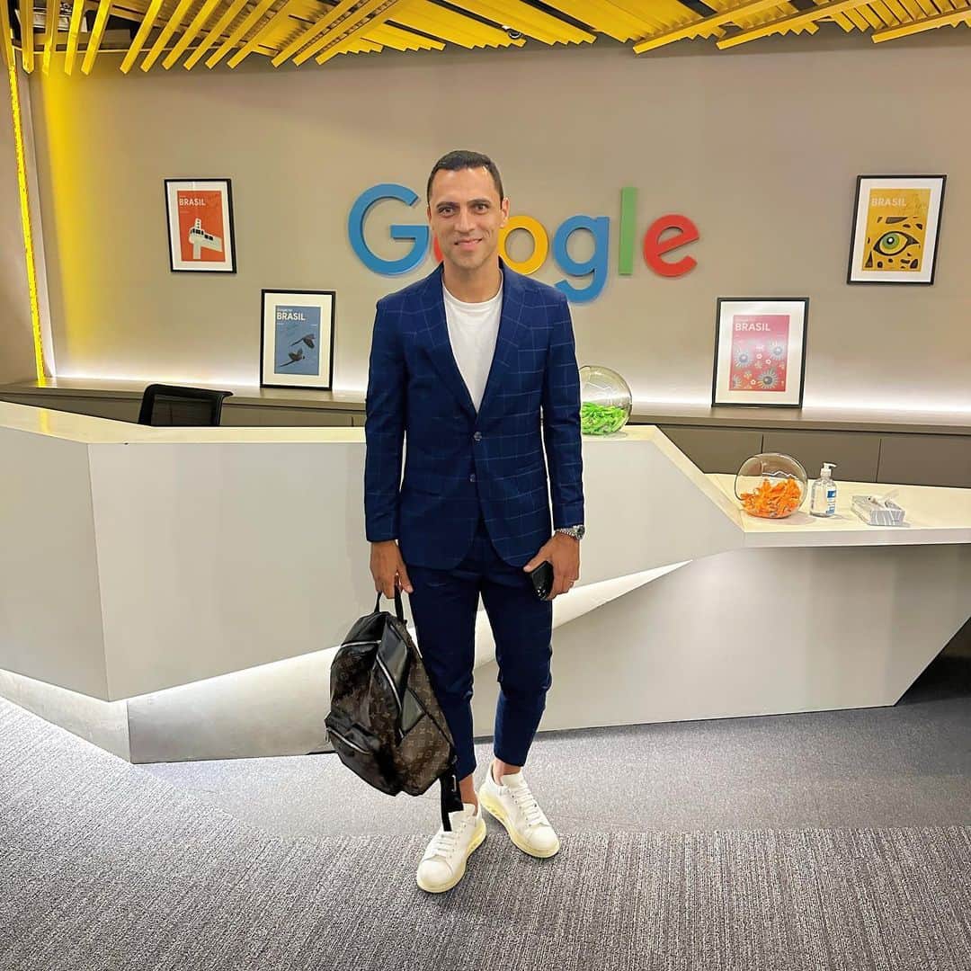 ロムロ・ソウザ・オレステス・カルデイラのインスタグラム：「Reunião de negócios com esse gigante @cassiobrandao , Head of Industry Government 🇧🇷 no @googlebrasil / @google   #Romulo #Google #GoogleBrasil」
