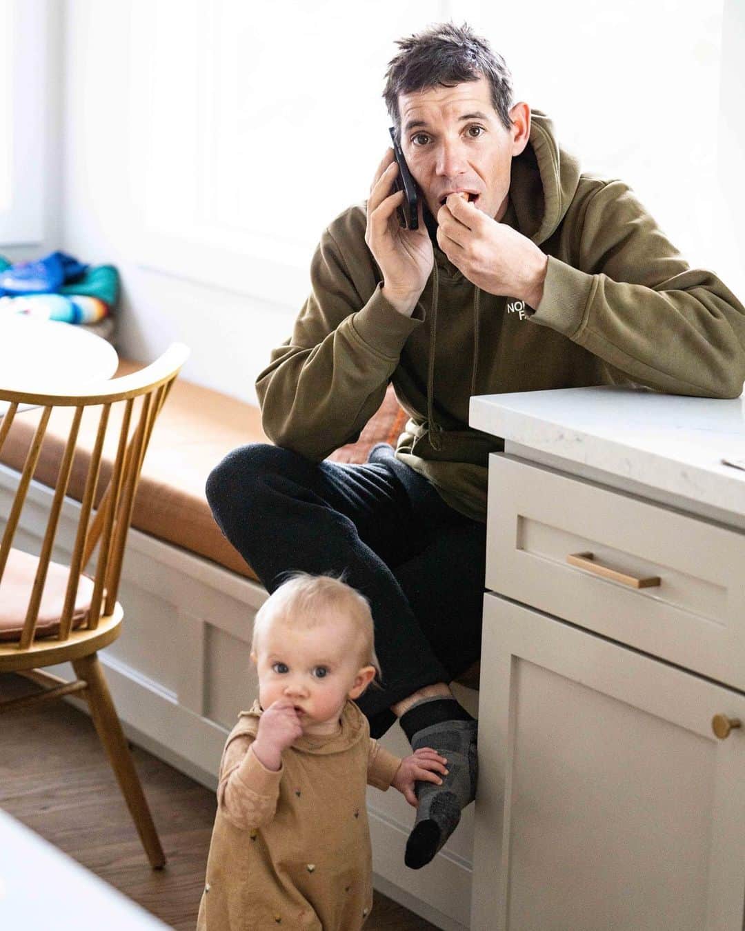 アレックス・オノルドのインスタグラム：「Super nice to be back home after a month away - back to family time and sport climbing. Baby June learned how to walk while I was gone! Big changes every month.  But the sport climbing has been feeling surprisingly similar to Antarctica - it’s been so chilly recently!  All in all, so glad to be home with @sannimccandless and baby June. Thanks for the pics @james_lucas.」