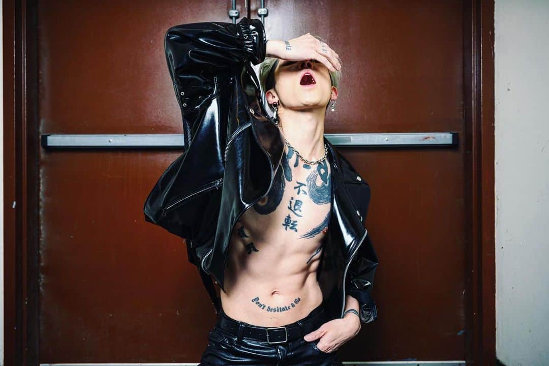 雅-MIYAVI-のインスタグラム：「Pre-show photo session w @toddowyoung」