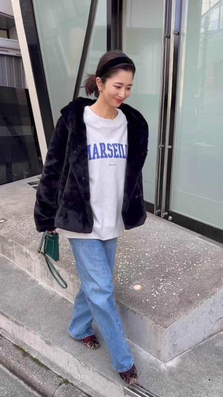 三笠 真由のインスタグラム：「⁡ デフォルトカメラとアプリと使ったから 顔のつじつまが合ってないけどw ⁡ お昼休みにお気に入りのスエットを着て セブンにカレーを買いにいったよ。 ⁡ 眠くなるの分ってるんだけど ついカレー食べちゃう。 ⁡ ⁡ coat @azulbymoussy_official  tops @slobeiena  pants @uniqlo_jp @uniqlo_with  shoes @daniella_and_gemma  ⁡ ⁡ ⁡ ___________________________________  #スウェットコーデ #スエットコーデ #トレーナーコーデ #トレーナー女子 #スウェット女子 #ロゴスウェット #ユニクロデニム族 #ユニクロ購入品 #ユニクロ #uniqlo #uniqloコーデ #デニムコーデ #デニムパンツ #デニム好き #40代カジュアル #アラフォーカジュアル #カジュアルコーデ大人可愛い #ワイドデニム #데일리룩 #오오티디 #패션 #옷스타그램 #패션스타그램　#얼스타그램 ⁡」