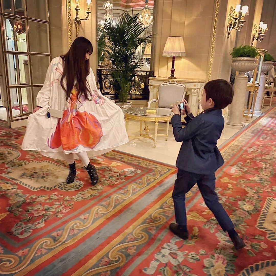 KOKIAのインスタグラム：「お誕生日にカメラをプレゼントしてもらってから、いいねぇ！とか言いながら、何かと私を激写してくれます。」