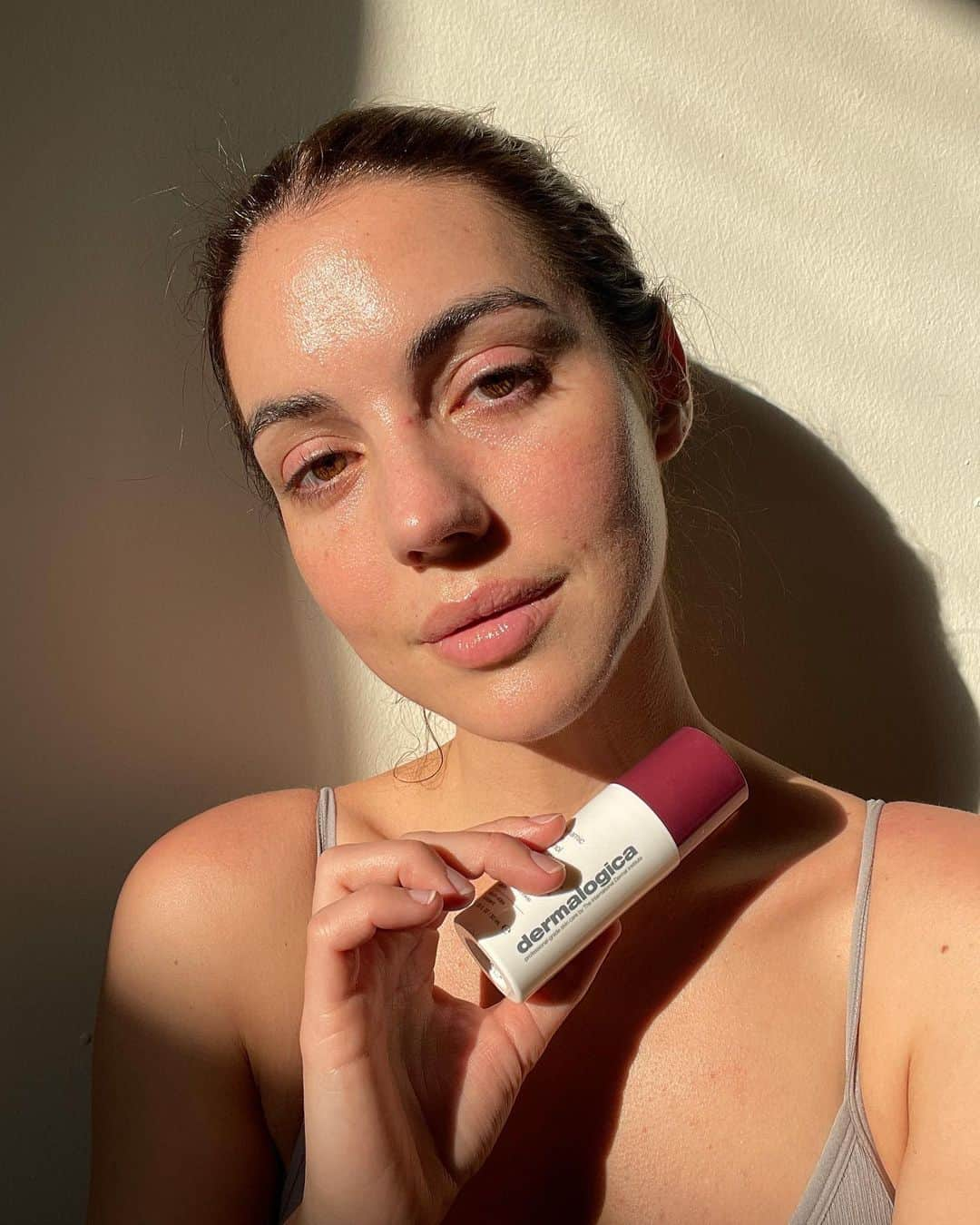 アデレード・ケインさんのインスタグラム写真 - (アデレード・ケインInstagram)「Been trying out the new Dermalogica Skin Retinol Serum and can confirm, no irritation, finer pores and reduced fine lines! (It dried up my hormonal acne too as an added bonus)   @dermalogica #dermalogicapartner」2月7日 7時22分 - adelaidekane