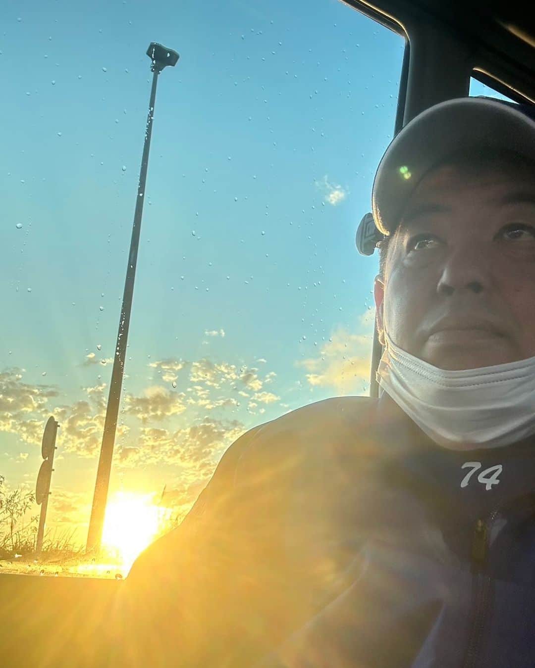 中村紀洋のインスタグラム：「. おはようございます。 沖縄キャンプ第2クールが始まります。  朝日が力強いです。 選手たちが怪我のないよう 今日も1日過ごせるよう願いながら、、、  行ってきます  #中日ドラゴンズ  #沖縄キャンプ  #朝日  #ありがとう」