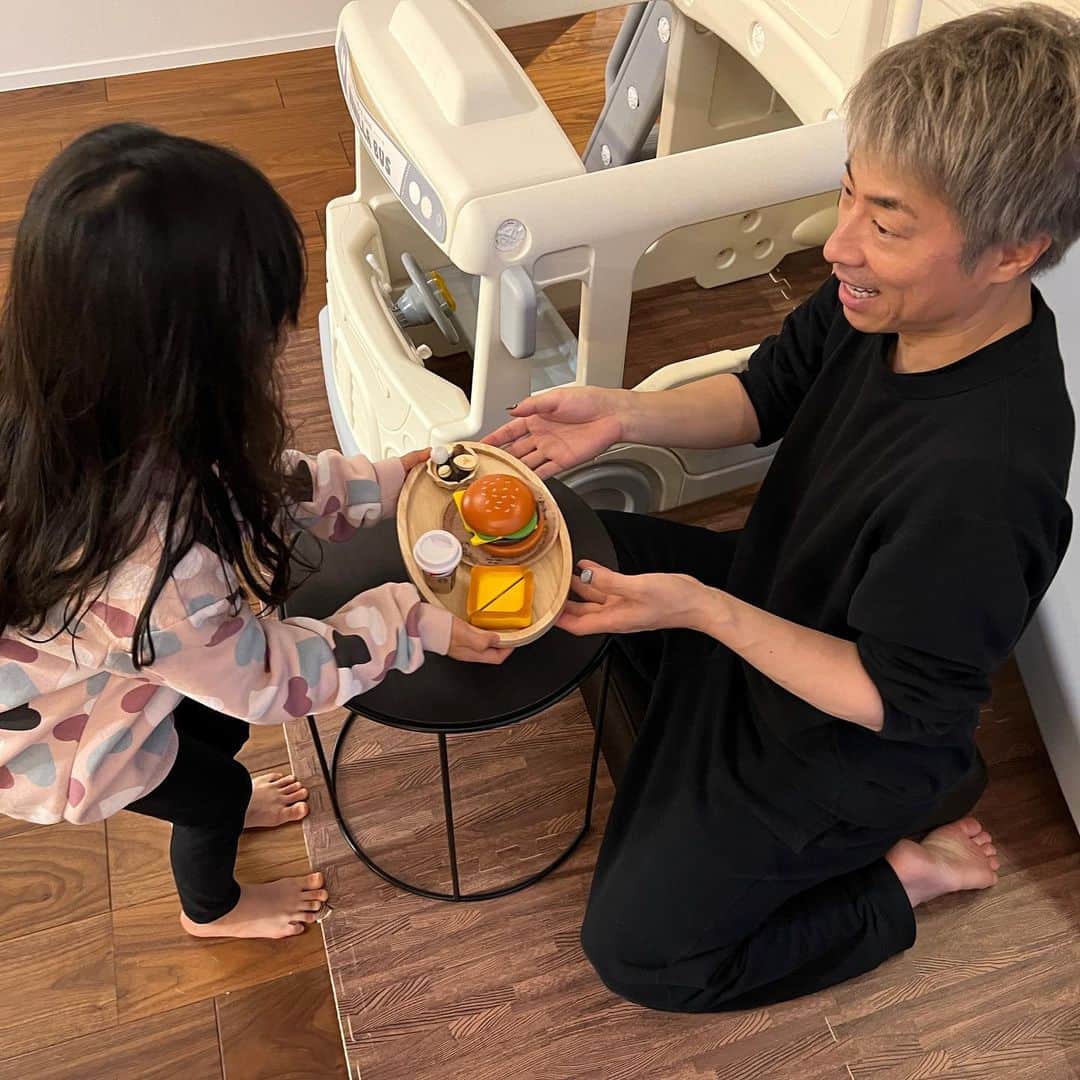 田村淳のインスタグラム：「ブレックファースト パパ朝ごはんできたよ！ (パパは朝ごはんを食べない主義だが、娘のこの朝食は有り難く頂いてます)元気な声で持ってきてくれた朝ごはんのプレートの盛り付けのバランスの良さに思わずニッコリしてしまったよwいつのまにか学んでいる…少し前まではグチャグチャに出てきてたのに◽︎◻︎。▫︎ありがとう😊今日も美味しく頂きます🙏  #朝食 #ブレックファースト #スタバ #スタバ小っちゃいのがたまらん #ハッピーセット」