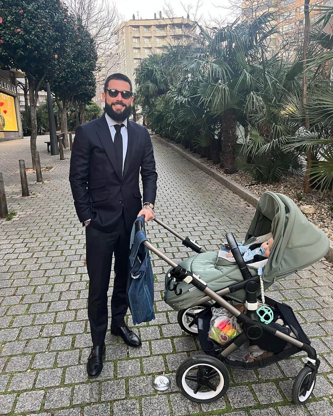 ホタのインスタグラム：「Between meetings a quick visit to my nephew #prouduncle #alexander ❤️」