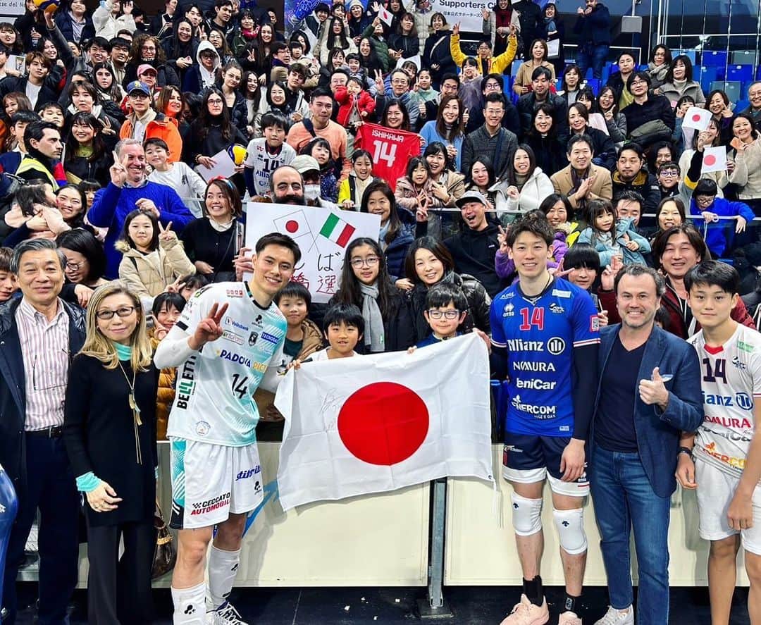 石川祐希さんのインスタグラム写真 - (石川祐希Instagram)「. .   会場までお越しいただいた皆さん、日本から応援してくれた皆さん、そして、北イタリア日本人会の皆さん、たくさんの応援ありがとうございました。  こんなに多くの日本の方々の前でプレーすることができとても幸せでした☺️  レギュラーシーズンも残り4試合。 ベスト尽くします。  また是非会場までお越しください😌  @powervolleymilano  #descente #デサント #vaam #ヴァーム #colantotte #コラントッテ #asics #アシックス #italia #serieA #superlega #pallavolo  @legavolley」2月7日 8時28分 - yuki_ishikawa_official