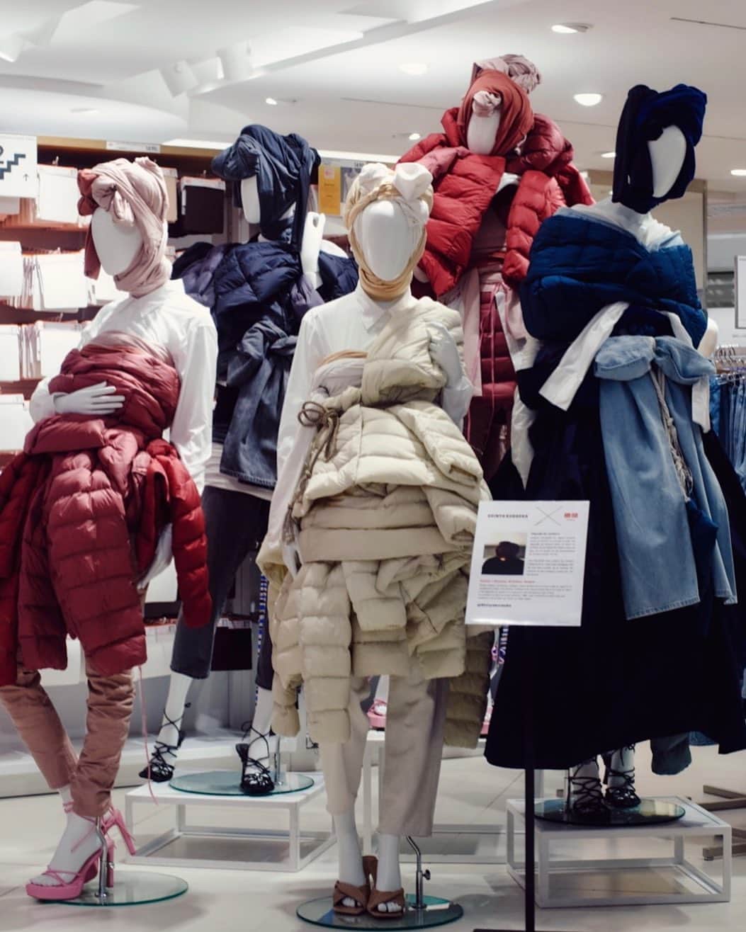 倉岡晋也のインスタグラム：「My installation for @uniqloeurope @uniqlo at Paris store Rue de Rivoli during in pfw time   ユニクロPARIS、そしてリボリ店の皆様をはじめ 沢山の方のサポート心より感謝しております。  ▪︎Dégradé de couleurs 「Kasane no Irome」  Depuis l'Antiquité, au Japon, lorsqu'on porte un kimono, on s'amuse à créer des dégradés de couleurs selon la saison en profitant de la finesse de chaque pièce de tissu, tout en jouant sur les superpositions de couleurs autour du col. J'ai interprété cette culture de manière moderne et ai créé cette installation afin de vous faire profiter de la richesse des couleurs et des variations créées par ces dernières.  Styliste, designer et directeur artistique, @shinyakuraoka est né à Tono, Iwate au Japon et vit actuellement à Paris.  À la direction artistique d'une marque d'uniformes et de mode au Japon. il fait également du conseil et du styling pour des marques de mode à Paris. En parallèle il a lancé son projet personnel @itmeltsinyourmind IMIM pour transmettre le savoir-faire des producteurs de la région de Tohoku, sa région natale.   古く日本では、着物いち枚いち枚の布の薄さを活かした色の襲なりで遊びを用いながら、四季に応じた色のグラデーションを表現し楽しんでおりました。 この和装文化を現代的に解釈。ユニクロが提案する豊かな色彩、それによって生み出される表現のバリエーションをファッションを通じて楽しんで頂けるよう、このインスタレーションを制作いたしました。  Photo @daniel.antropik Huge thanks @matsuitamako」