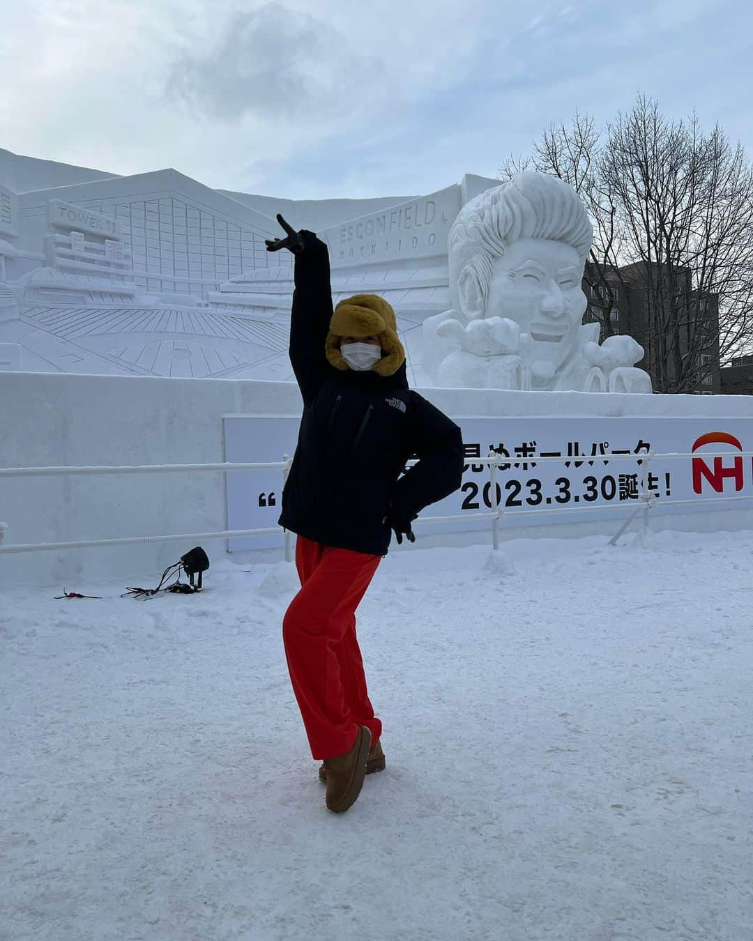 村上佳菜子さんのインスタグラム写真 - (村上佳菜子Instagram)「☃️☃️☃️ 雪まつりの作品より目立とうとする女、 北海道に現れる事件🕶 . . . #新庄監督 #ごめんなさい この #帽子 @paulsmithjapan  #LA で #買いました。 #氷 は慣れてるけど #雪 は #テンション #ぶち上がりがち  #❤️」2月7日 8時43分 - kanako_m_official