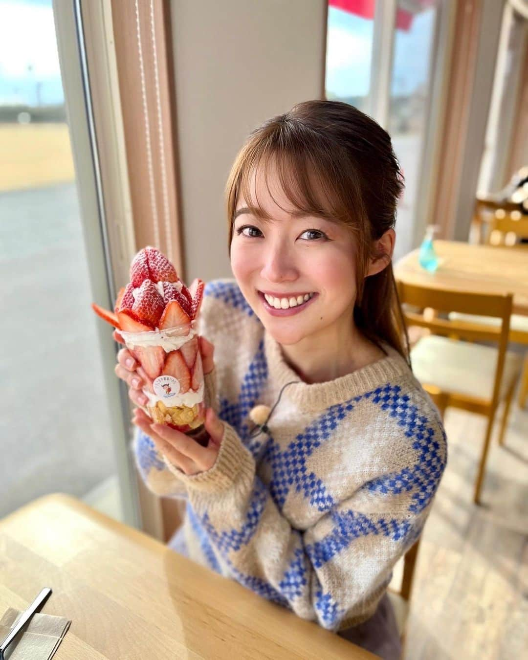 澤井志帆のインスタグラム：「.2023.2.7 ⁡ いちごがたっぷりと乗ったパフェ😚🍓 きょうのevery.しずおか「ホットピ！」でご紹介しました🫶🏻 「いちご空中農園いわた」直営のカフェで食べられます！ ⁡ 使用するいちごの品種は日替わりなんだそう🍓❤️ 取材した時は「かおり野」という品種でした♩ 爽やかな甘みと程よい酸味がクリームとマッチしていて、その名の通りとても良い「かおりの」するいちごでした🍓 ⁡ 他にもお店にはSNS映えバッチリなスイーツなどがたくさんありましたので、気になった方はチェックしてみてください🤍 ⁡ ⁡ #DaiichiTV#every#everyしずおか#アナウンサー#いちご#いちご狩り#静岡いちご#いちご空中農園いわた#いちごパフェ#磐田市#磐田カフェ」