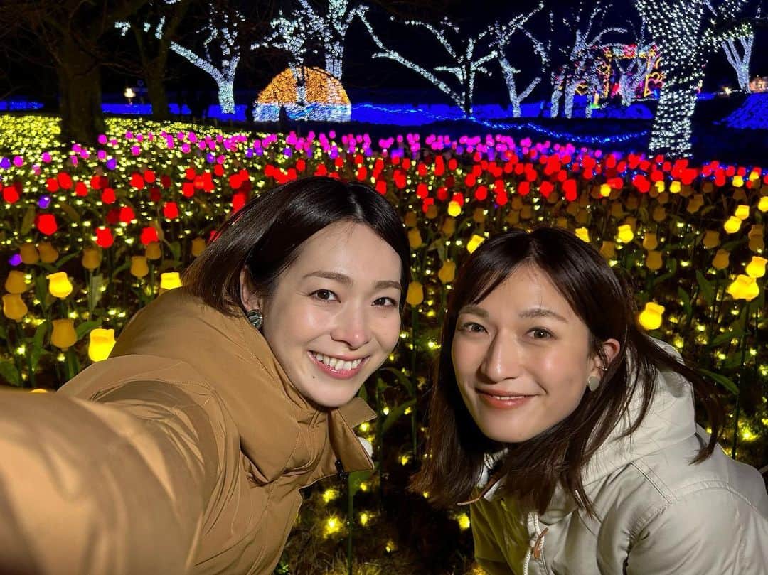 酒井瞳のインスタグラム：「関東爆美女ツアー 後編も盛りだくさんな内容🤣✨  ずっと行きたかった #相模湖プレジャーフォレスト #musclemonster は想像以上にレベル高くて。。楽しみすぎて声枯れました🤣  次の日ちゃんと筋肉痛きたからしっかり鍛えられてマッスル✊笑  こんなにヘトヘトになるまで遊べる事って大人になると無いから是非ともみなさん体験してほしい！笑  あの恐怖を味わってほしい。笑🤣  そして夜の #イルミネーション はどこを見てもキラキラしてて見てるだけで爆美女！(どゆことw)  イルミネーション＝デート  という発想はもう卒業しよう！  幾つになっても友達と一緒で最高じゃないか！ 私たちズッ友！！  的な写真ワロタ🤣笑  ずっと浮かれてはしゃいでたけど  最後に空高く舞い上がり  #大空天国  最後の写真が全てを物語ってます  👼  爆美女になるための旅は続く...👼  #宮崎 #よかばん #相模湖 #関東旅行 #さがみ湖プレジャーフォレスト #マッスルモンスター #大人旅 #爆美女旅 #綺麗になりたい」