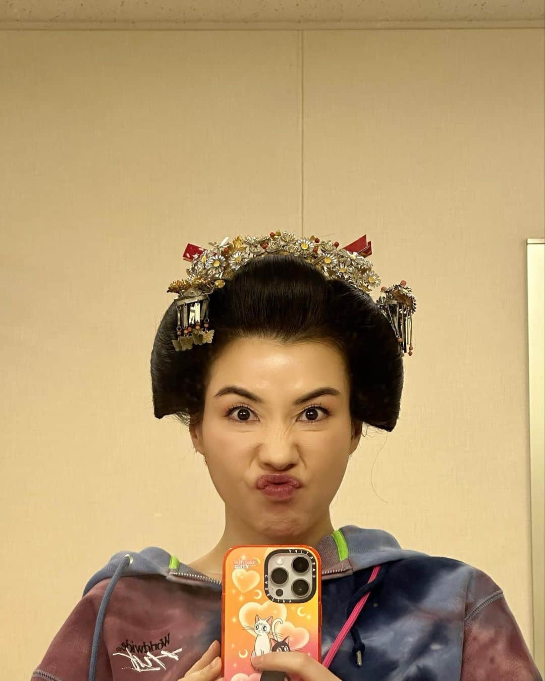 仲里依紗のインスタグラム：「本日2月7日夜22時NHKにて 大奥🏯第五話 綱吉ついに登場です♥️ 初時代劇🔥むっずかし〜😂🤣 あんまドラマとかのオフショット載せたりしないタイプなんだけど😂綱ちゃんバキバキに派手だからチラッと載せちゃう〜🫶🏻 かんざしとか盛り盛りでちょーギャルだった🌺すきw 上様のおなーりーーー👸❤️‍🔥  #大奥」