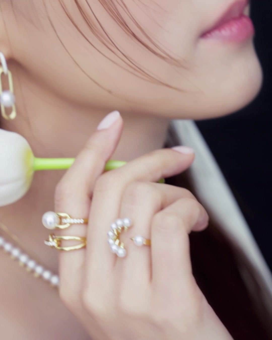のインスタグラム：「Korean actress SeolHyun Kim(@s2seolhyuns2) wore new ‘fine links’ jewellery. SeolHyun presents romantic mood wearing an accumulation of ‘fine links’ jewels with ‘balance’ and ‘danger’, she embodies TASAKI’s spirit of Timelessly Modern.  #TASAKI #TASAKIfinelinks #타사키 #타사키파인링크 #타사키밸런스 #타사키데인저 #김설현」