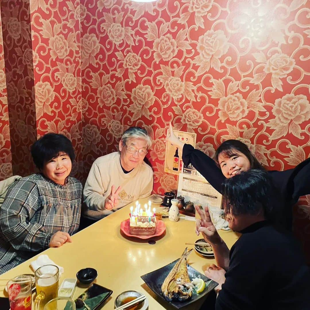 ちっちり姫路店さんのインスタグラム写真 - (ちっちり姫路店Instagram)「お父さんお誕生日おめでとうございます🎉🎉 毎度！た藁や姫路店です！ 当店では完全個室があるのでお祝い等もできる店です👍 ケーキ持ち込み、事前での相談で誕生日プレート等も受け付けます😁 是非、た藁や姫路店で良い時間を過ごして下さいm(_ _)m  #誕生日#祝いごと#合コン#飲み放題#飲み会#た藁や#姫路#藁焼き#完全個室#掘りごたつ#半個室#テーブル#くつろげる#刺し身#お造り#カツオのたたき」2月7日 19時01分 - tawarayahimeji