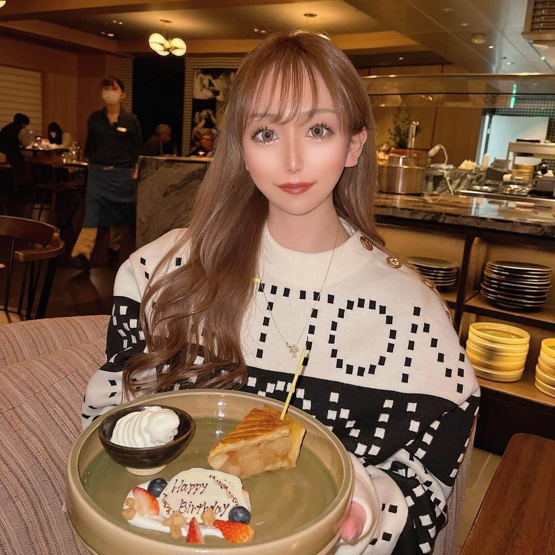 HIMEKAのインスタグラム：「. . ねえさんが京都旅行でお誕生日お祝いしてくれたの🎂💕 これ出て来たときはまさかすぎてびっくりした🤣 お宿戻ってのんびりタイムしてたらプレゼントもくれてサプライズたくさん🥰🌈 . . 安定に楽しくて大満足な京都旅行でした⛄️ . . フラッシュで目からビーム出せそう🤫 . . #京都 #kyotobistro #誕生日旅行」